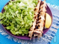 Рецепта Вкусни печени пилешки шишчета от бяло месо (филе) на скара със зелена салата